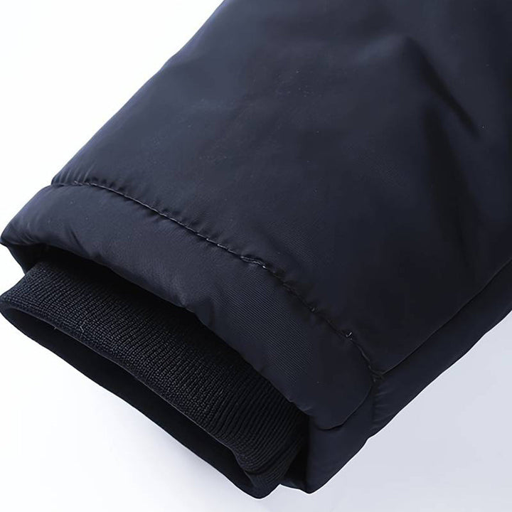 Zwarte herenparka met bontkraag, waterdicht en winddicht, ideaal voor wintermode. Hoogwaardige winterjas voor heren, stijlvol en functioneel.