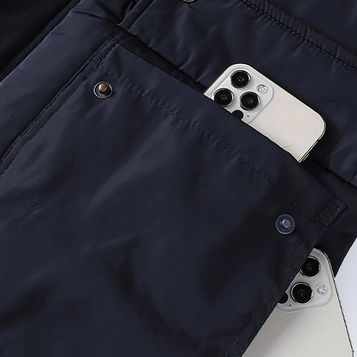 Donkerblauwe herenparka met bontkraag, waterdicht, met zakken en stijlvolle uitstraling. Perfect voor wintermode en outdooractiviteiten.