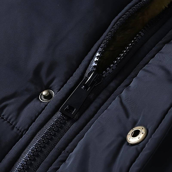 Donkerblauwe heren parka met bontkraag, ritssluiting en drukknopen. Stijlvolle winterjas voor heren, ideaal voor koude weersomstandigheden.