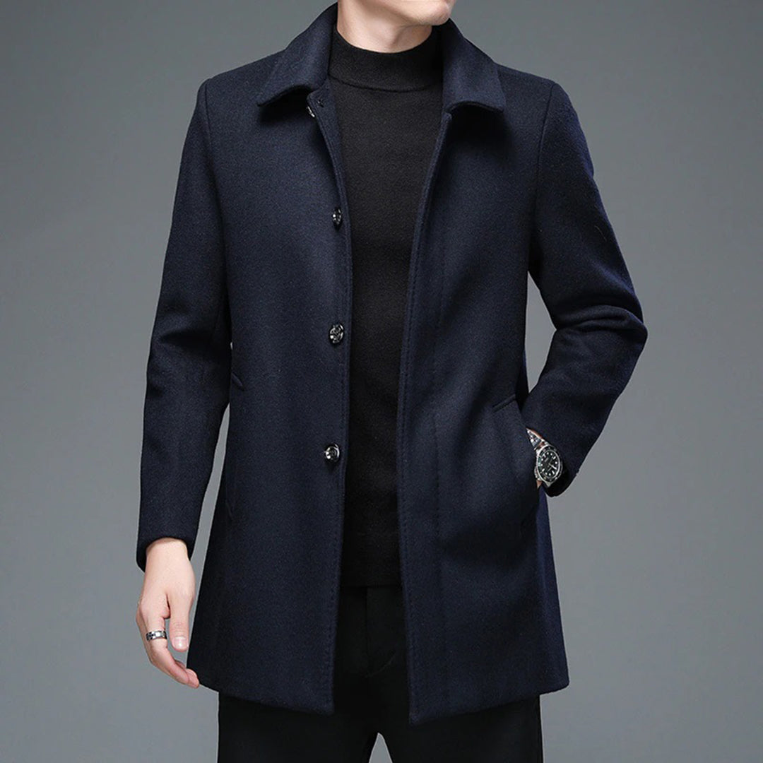 Donkerblauwe herenjas, elegante wollen mantel, stijlvolle wintermode, knoopsluiting, lange mouwen, geschikt voor formele en casual gelegenheden.