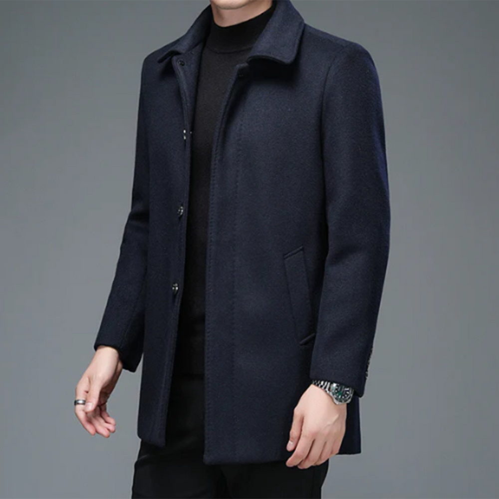 Donkerblauwe herenjas, elegante wollen mantel, stijlvolle winterkleding, klassieke knoopsluiting, geschikt voor formele en casual gelegenheden.