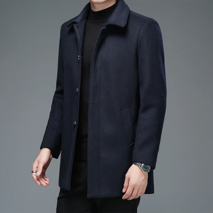 Donkerblauwe herenjas, elegante wollen mantel, stijlvolle winterkleding, klassieke knoopsluiting, geschikt voor formele en casual gelegenheden.