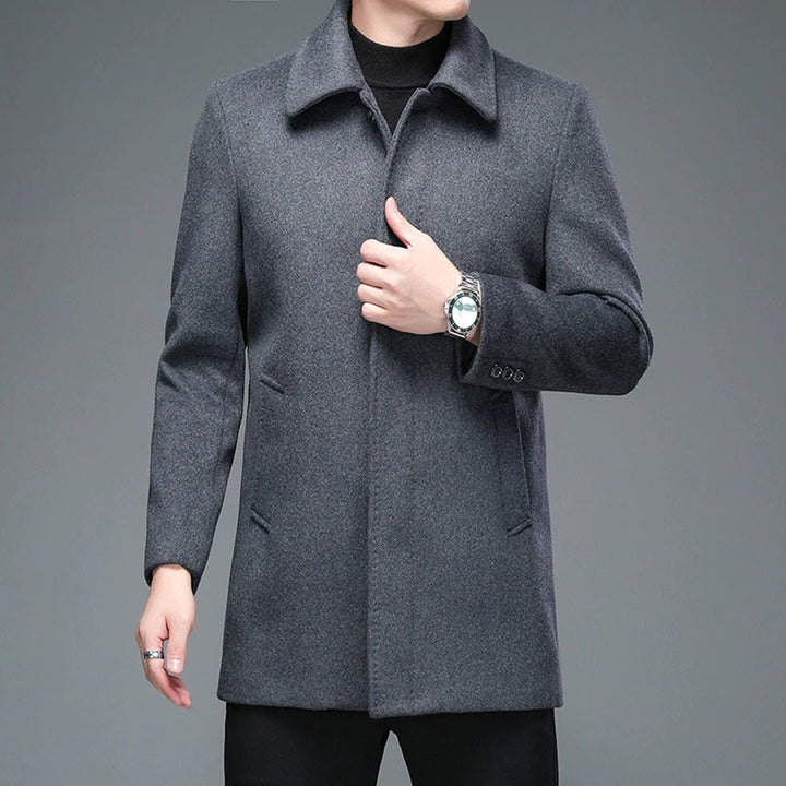 Grijze wollen herenjas, elegant en stijlvol, met knoopsluiting en zakken. Perfect voor wintermode en zakelijke gelegenheden.