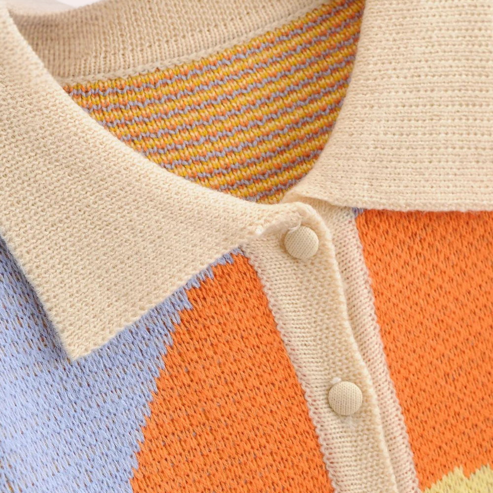 Beige gebreide trui met kleurrijk patroon, kraag en knoopsluiting. Modieuze herenkleding, herfst-winter collectie, comfortabele stof.