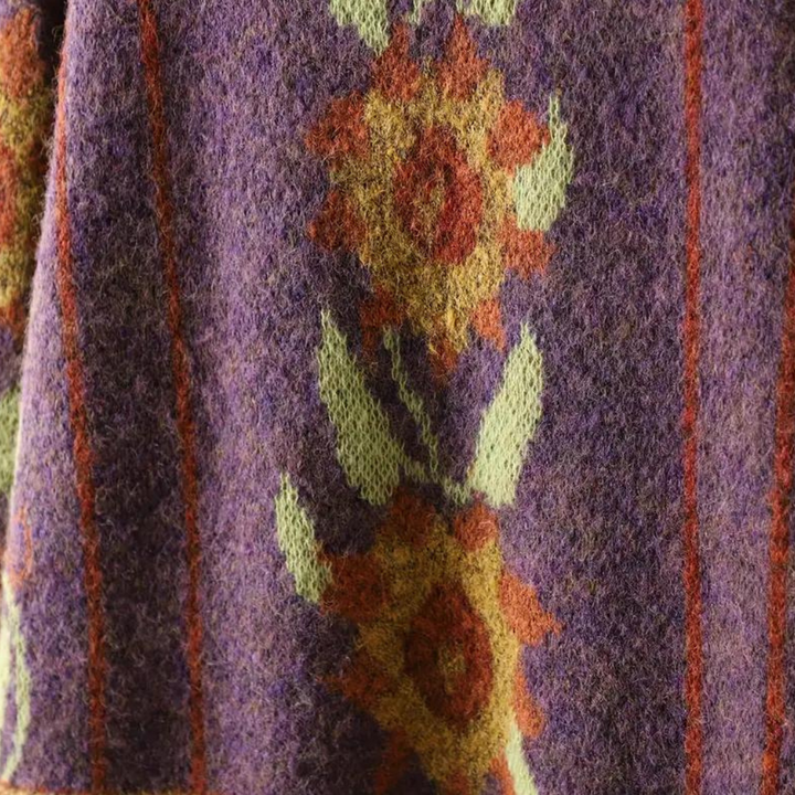 Paarse wollen deken met kleurrijk bloemenpatroon, zonnebloemen in oranje en geel, vintage stijl, warme textuur, decoratief interieuraccessoire.