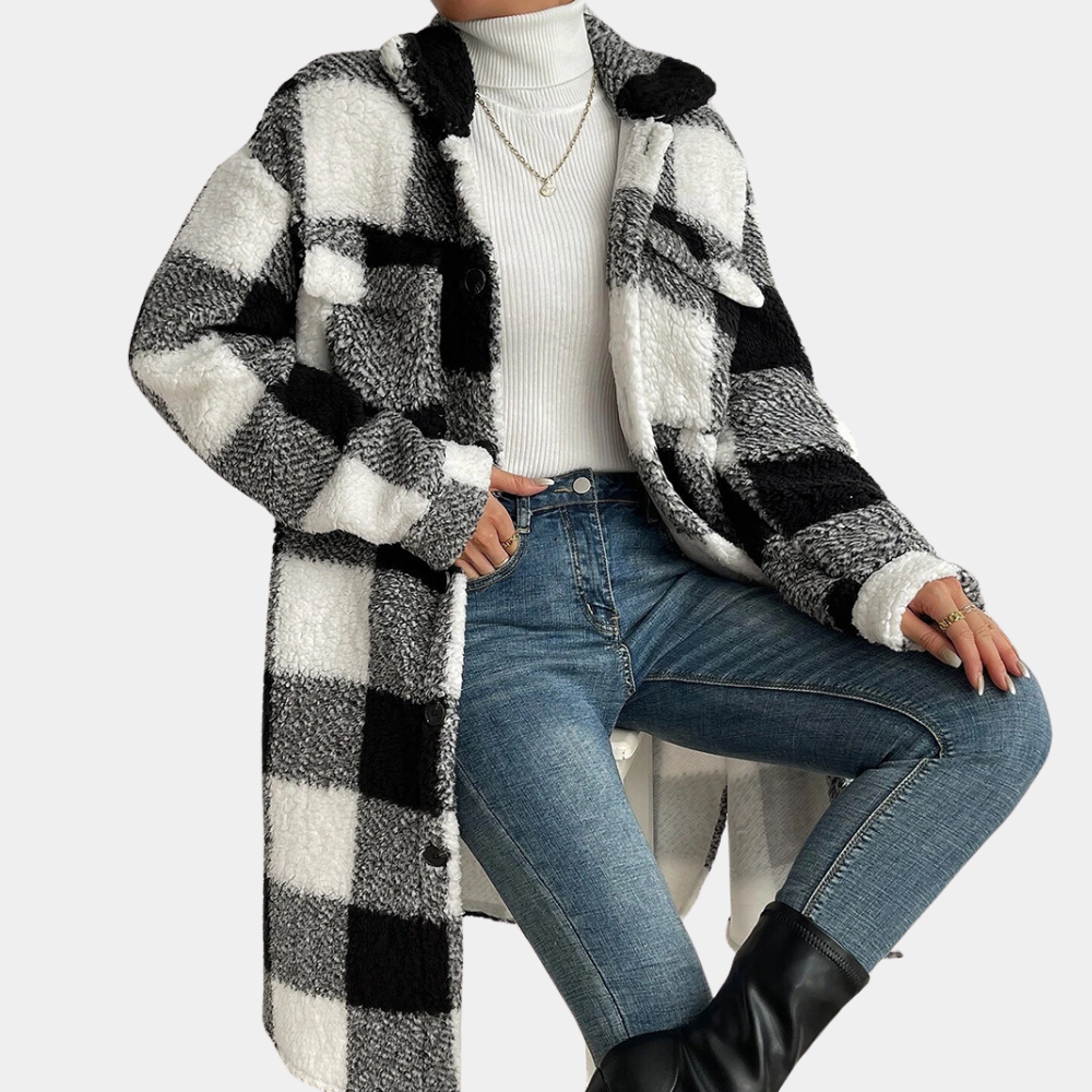 Damesmode: Zwart-wit geruite wollen jas, gecombineerd met witte coltrui, blauwe jeans en zwarte laarzen. Stijlvolle winteroutfit voor vrouwen.