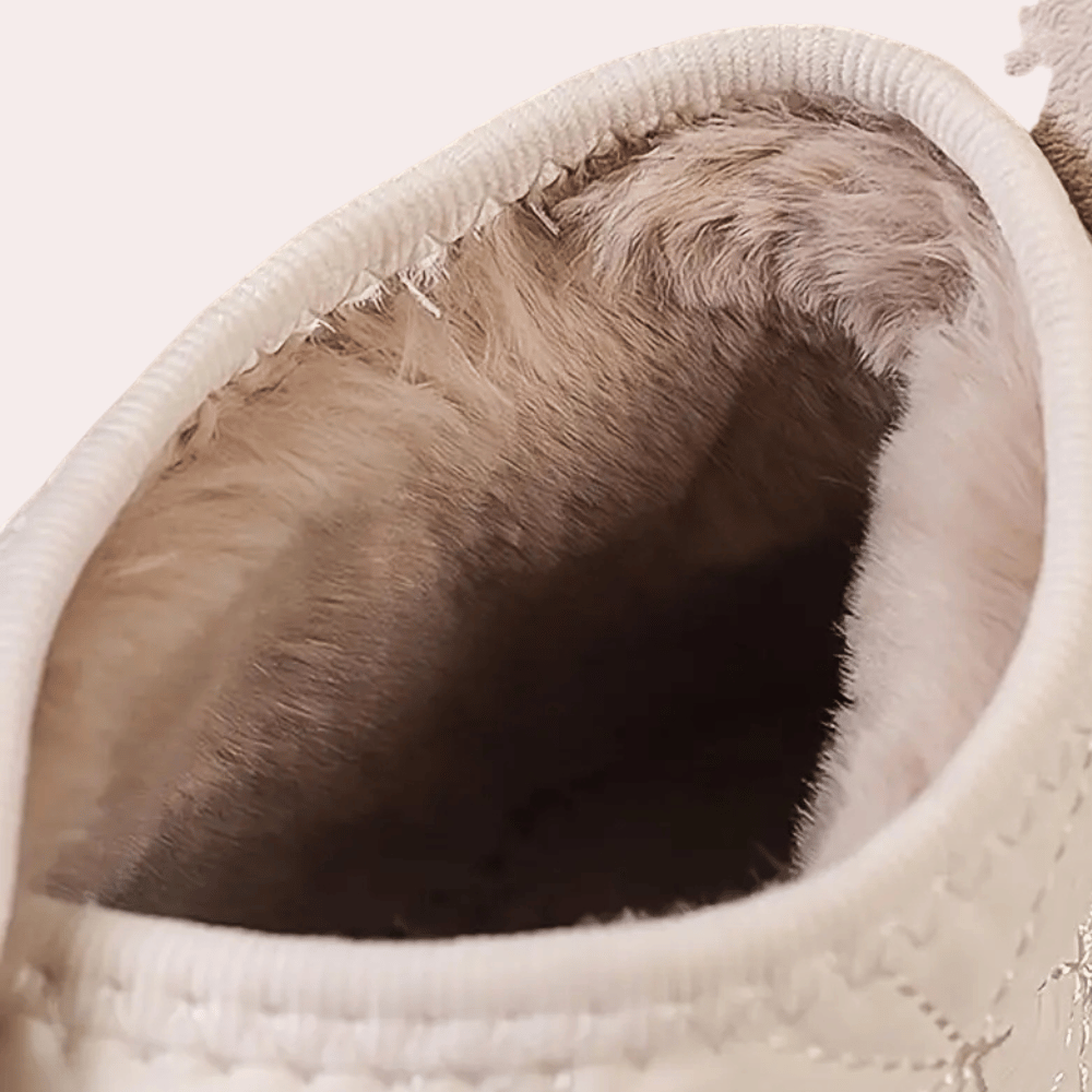 Witte sneaker met zachte, beige voering van imitatiebont, close-up. Comfortabele wintermode, warme schoenen voor dames, trendy en stijlvol ontwerp.