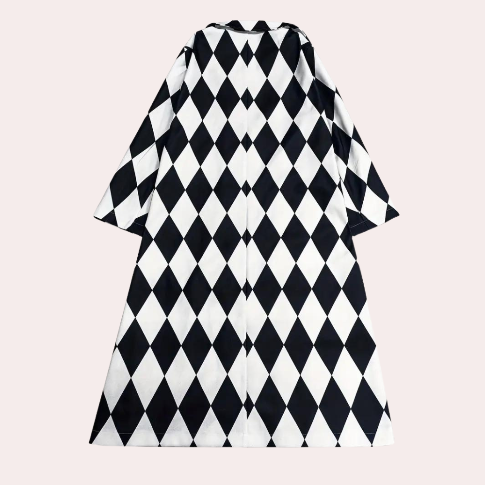Zwart-witte harlekijnjas met ruitpatroon, lange mouwen en knielengte. Modieuze unisex kleding, perfect voor cosplay en theaterkostuums.