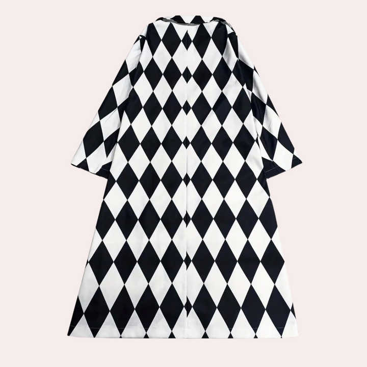 Zwart-witte harlekijnjas met ruitpatroon, lange mouwen en knielengte. Modieuze unisex kleding, perfect voor cosplay en theaterkostuums.