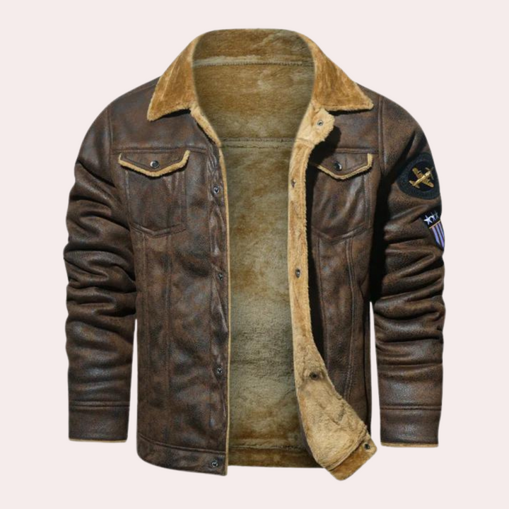 Bruine leren herenjas met schapenvacht voering, vintage stijl, pilotenpatch op mouw, winterjas, warme en stijlvolle herenkleding.