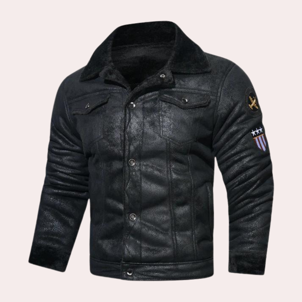 Zwarte herenjas met bontkraag, knoopsluiting en emblemen op de mouw. Stijlvolle winterjas voor heren, ideaal voor koude dagen.