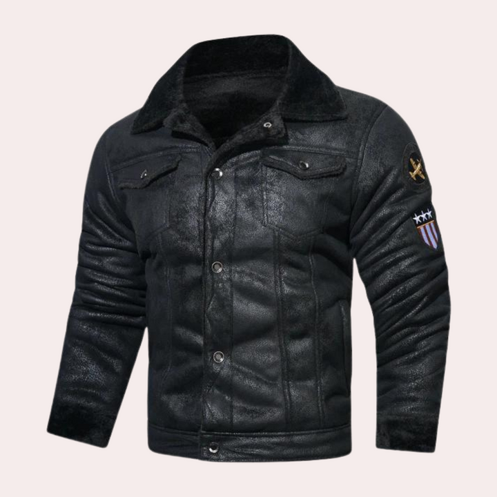 Zwarte herenjas met bontkraag, knoopsluiting en emblemen op de mouw. Stijlvolle winterjas voor heren, ideaal voor koude dagen.
