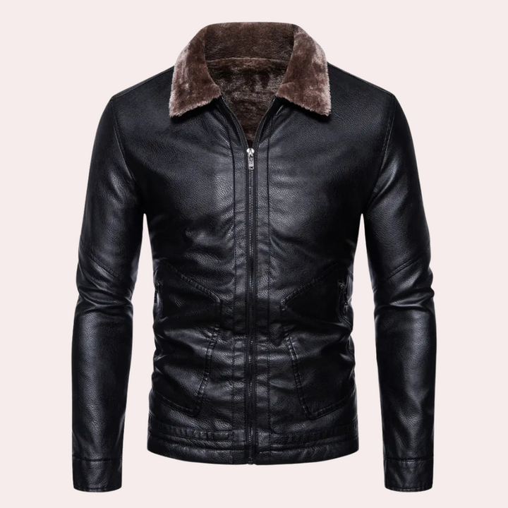 Zwarte leren jas met bruine bontkraag, ritssluiting en lange mouwen. Stijlvolle herenkleding, perfect voor wintermode en casual outfits.