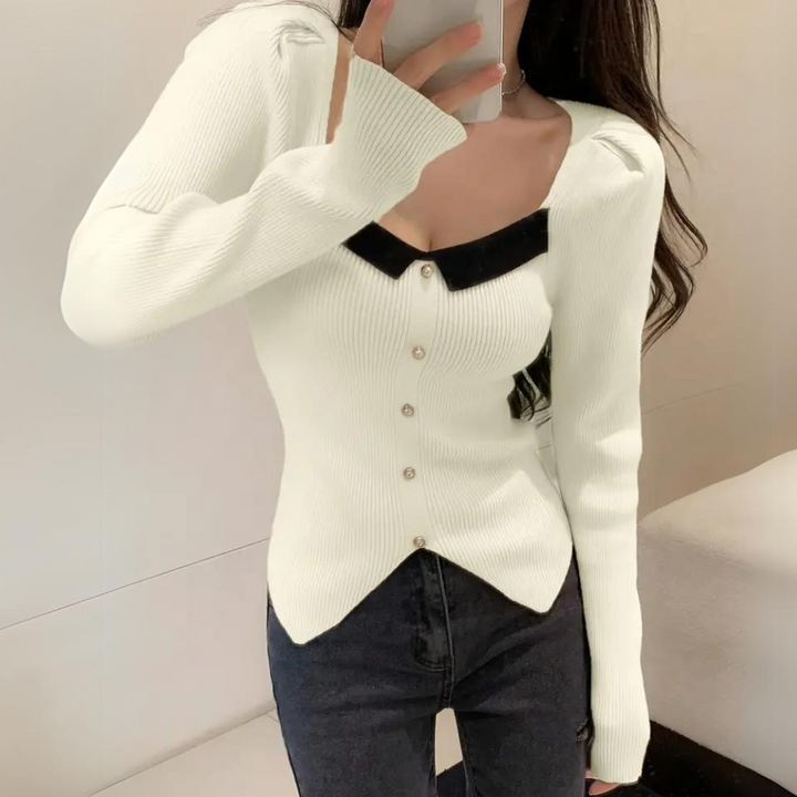 Vrouw in witte ribgebreide trui met zwarte kraag en knopen, modieuze dameskleding, casual stijl, trendy outfit, herfstmode.