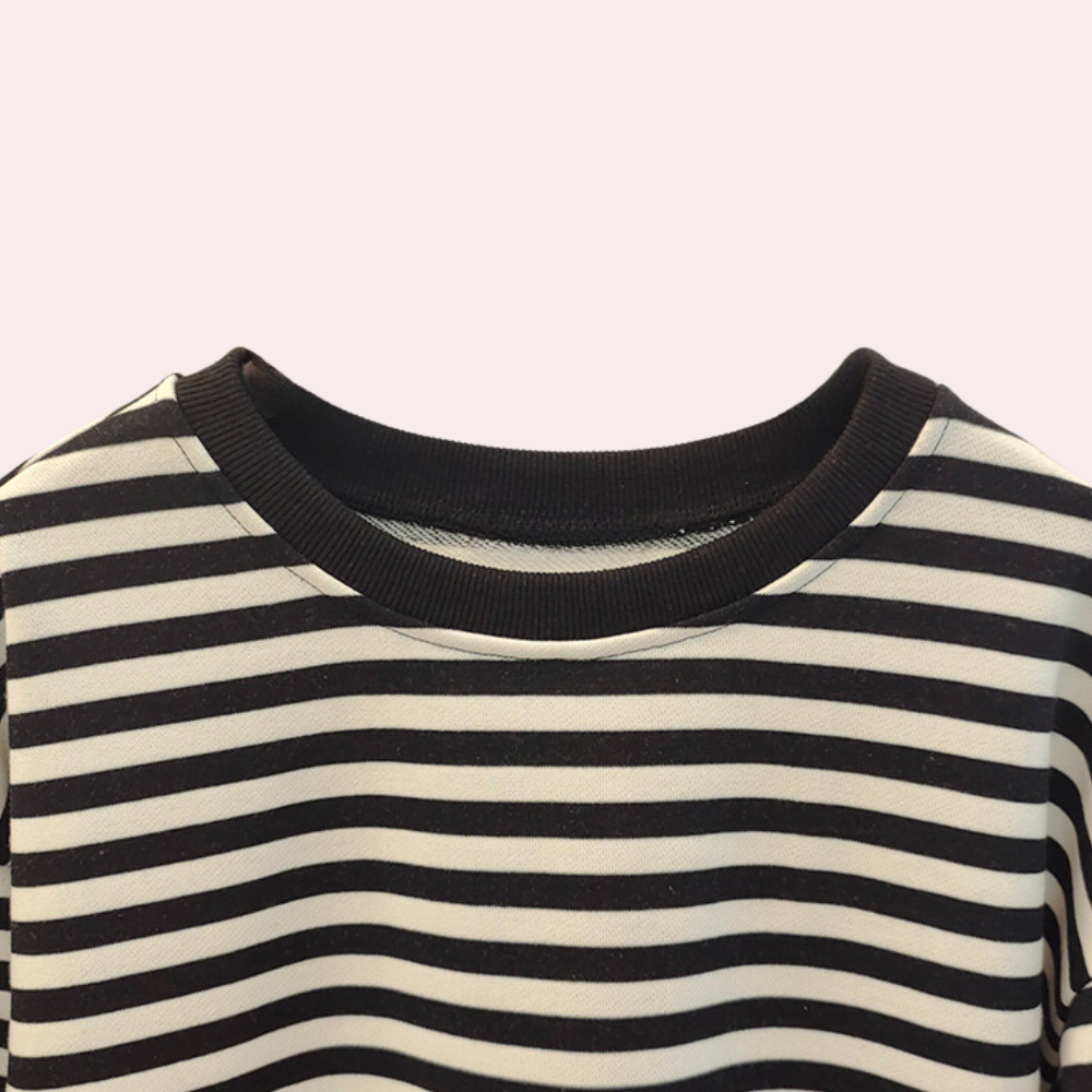 Zwart-wit gestreepte trui met ronde hals, unisex design, modieuze casual kleding, geschikt voor dagelijks gebruik, comfortabele pasvorm.