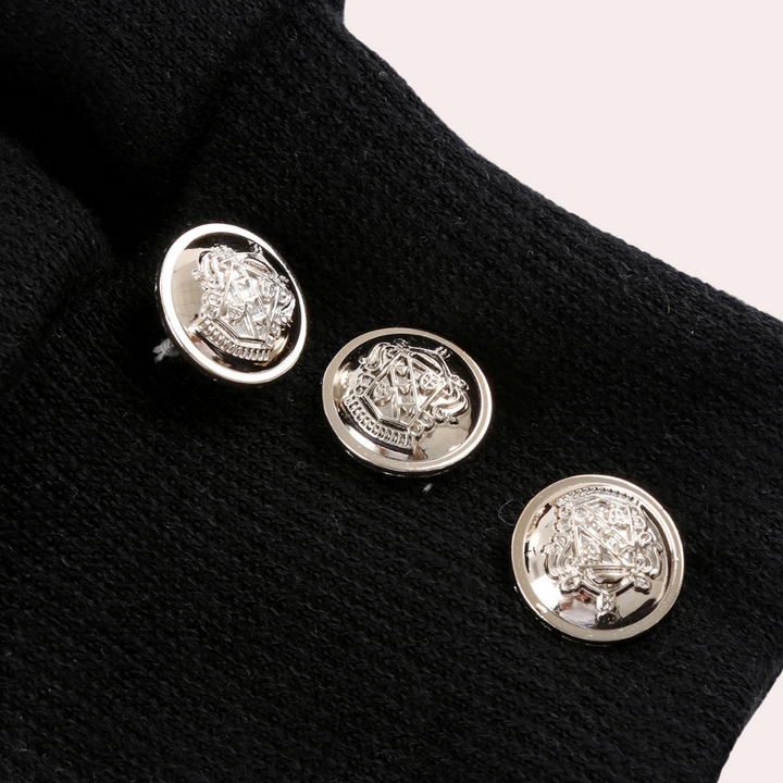 Drie zilveren knopen op zwarte stof, gedetailleerd met een embleem. Luxe modeaccessoires, elegant design, hoogwaardige afwerking.