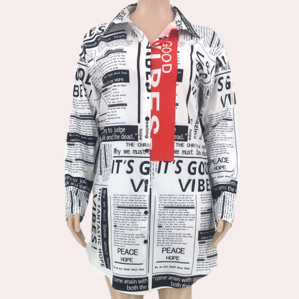 Damesoverhemd met krantenprint, zwart-wit tekstontwerp, rode streep met "GOOD VIBES", lange mouwen, casual mode, trendy streetwear.