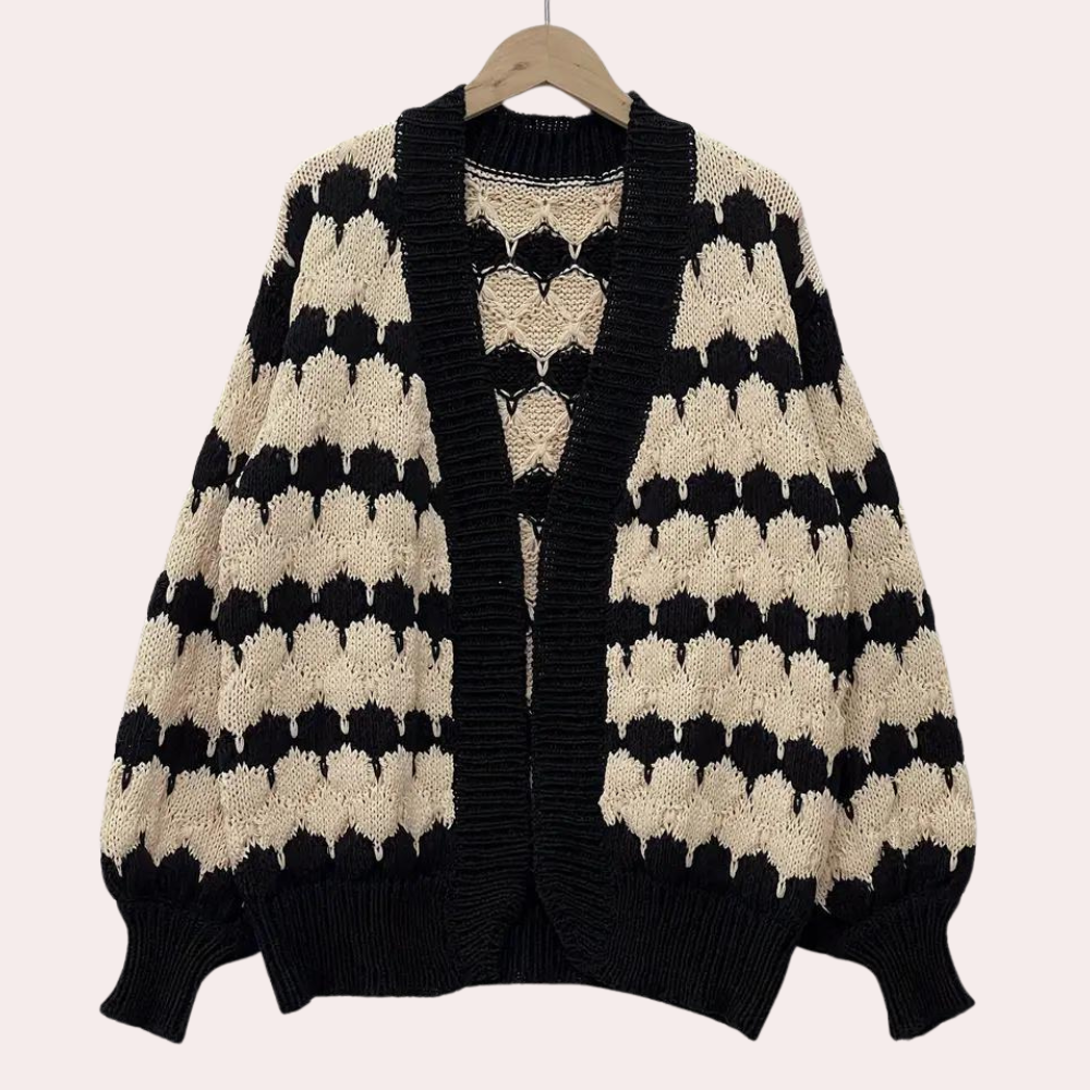 Zwart-witte gebreide cardigan met hartpatroon, oversized pasvorm, lange mouwen, geschikt voor damesmode, herfst- en winterkleding.