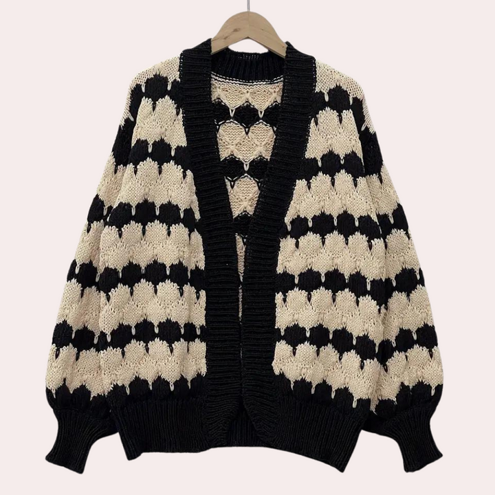 Zwart-witte gebreide cardigan met hartpatroon, oversized pasvorm, lange mouwen, geschikt voor damesmode, herfst- en winterkleding.