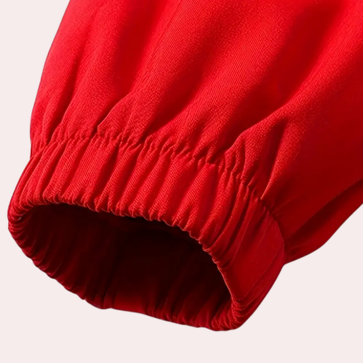 Rode mouw van een jas met elastische zoom, close-up. Perfect voor mode, kledingdetails, textielontwerp, winterkleding.