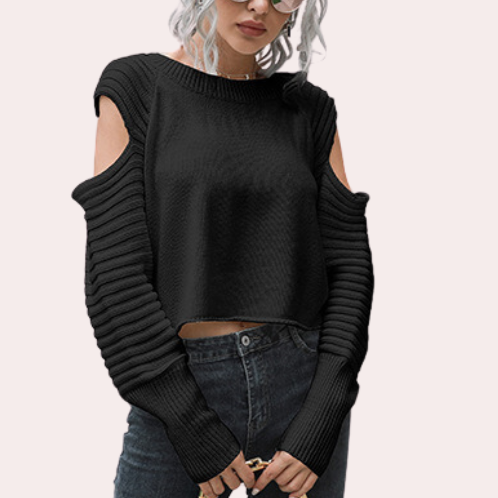 Vrouw in zwarte, mouwloze trui met geribbelde details, casual mode, trendy kleding, herfst-winter stijl, denim jeans, grijze haren, zonnebril.