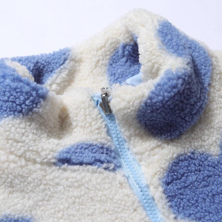 Zachte fleece trui met blauwe stippen en ritssluiting, ideaal voor wintermode. Comfortabele en warme kleding voor koude dagen.
