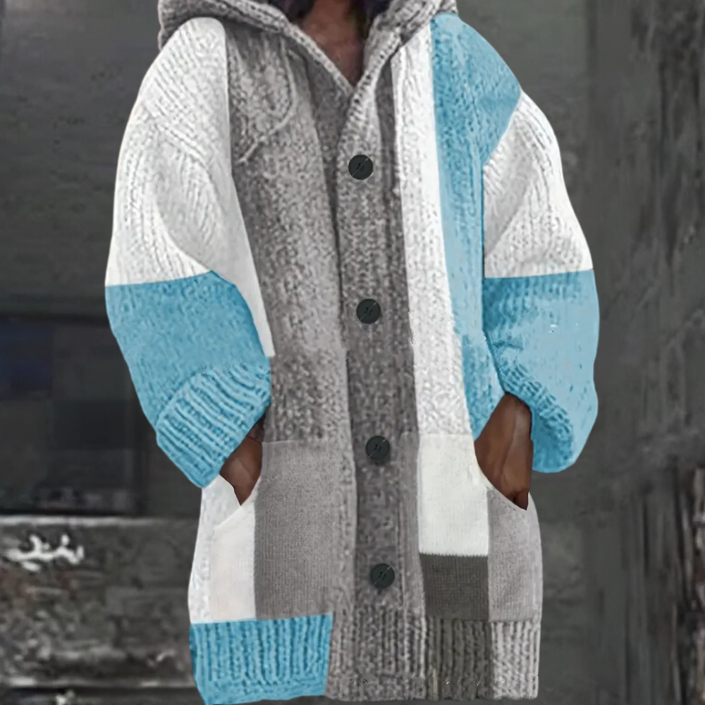Grijze en blauwe gebreide jas met capuchon en knopen, unisex wintermode, warme wollen kleding, casual streetwear stijl.