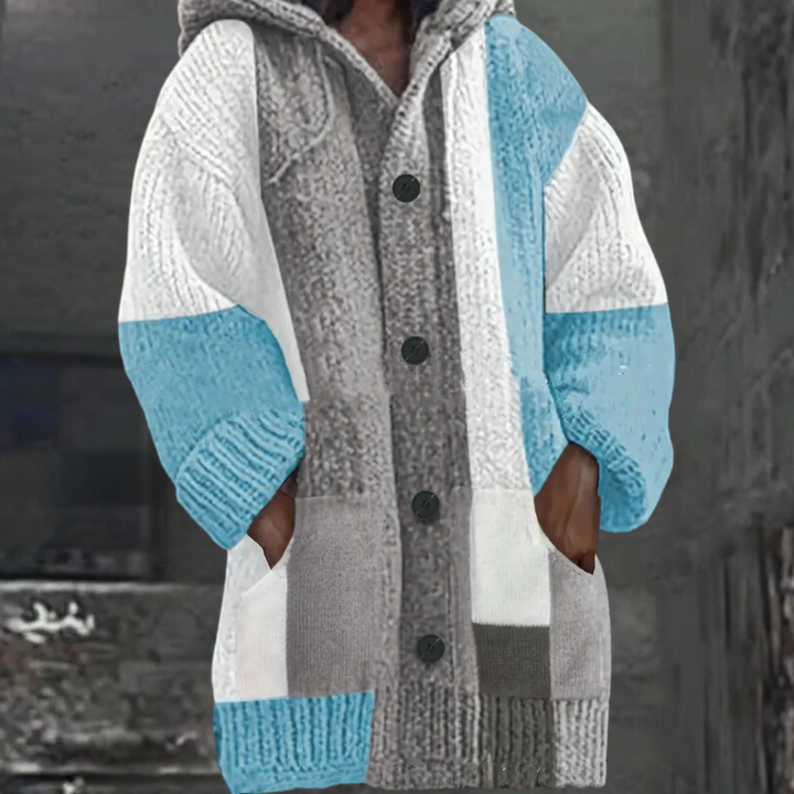 Grijze en blauwe gebreide jas met capuchon en knopen, unisex wintermode, warme wollen kleding, casual streetwear stijl.