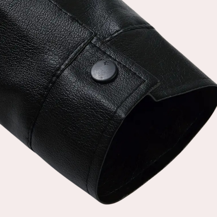 Zwarte leren jas mouw met knoopdetail, stijlvolle mode, hoogwaardige materialen, trendy design, perfecte afwerking, luxe uitstraling.