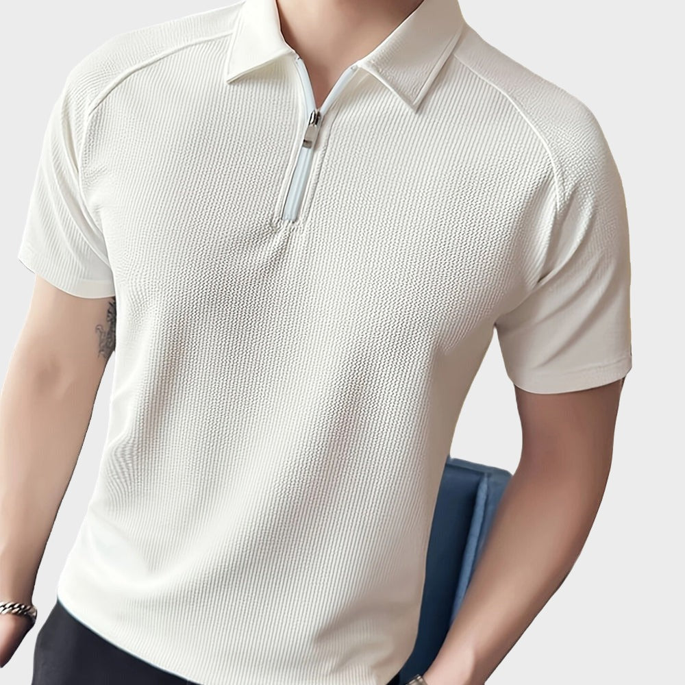 Witte polo met korte mouwen en ritssluiting, gemaakt van textuurstof. Moderne herenkleding, casual en stijlvol voor dagelijks gebruik.