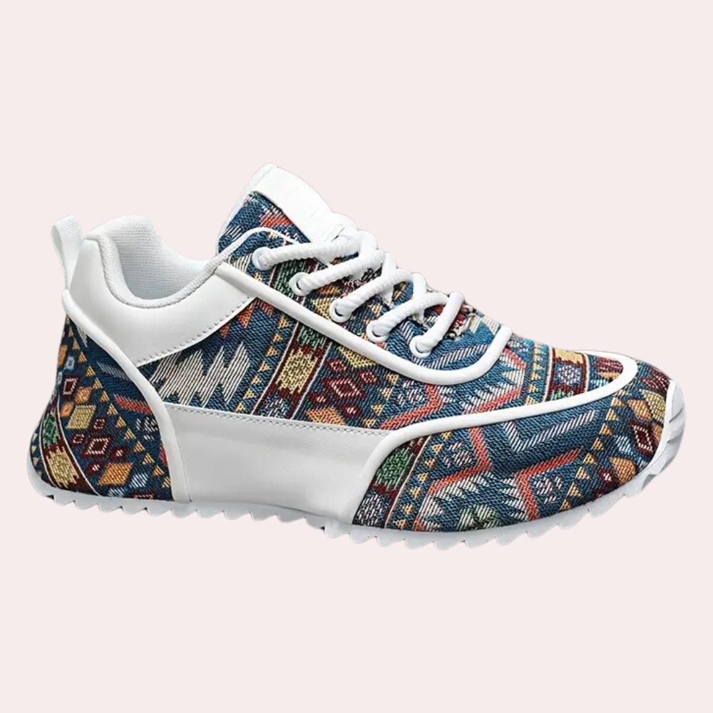 Kleurrijke sneaker met etnisch patroon, witte veters en zool. Modieuze sportschoen voor dagelijks gebruik. Comfortabele en trendy damessneaker.