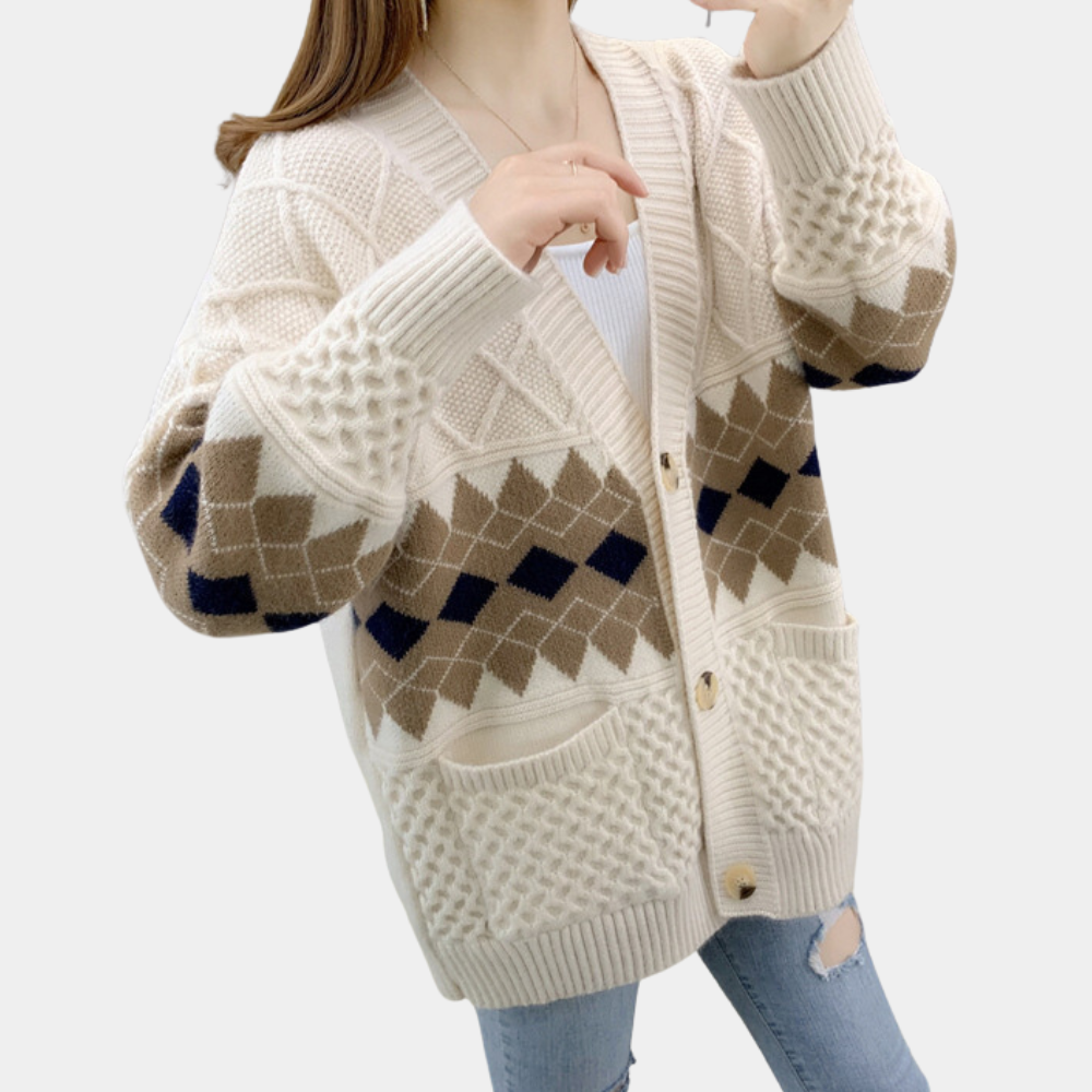 Beige gebreid vest met geometrisch patroon, knopen en zakken, gedragen door model. Trendy damesmode, herfstkleding, casual stijl.