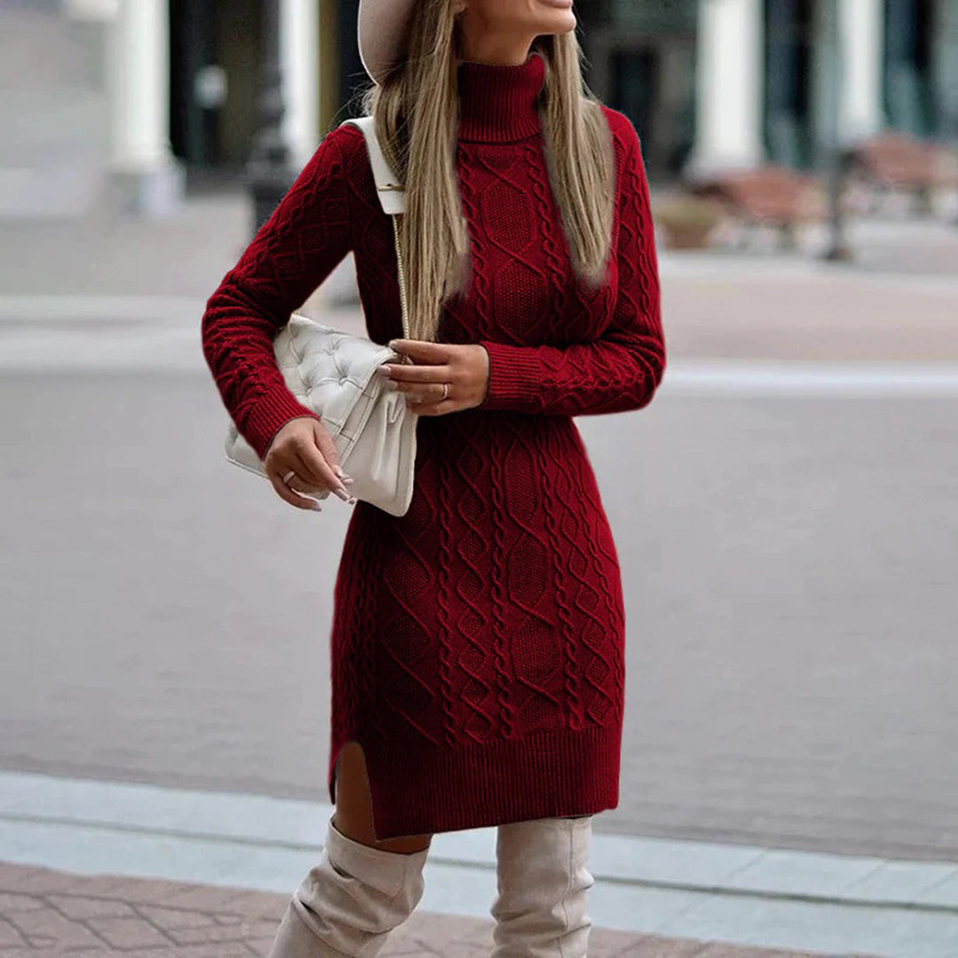 Vrouw in rode lange gebreide coltrui jurk, draagt een witte tas en beige laarzen. Stijlvolle herfstmode voor dames, trendy en elegant.