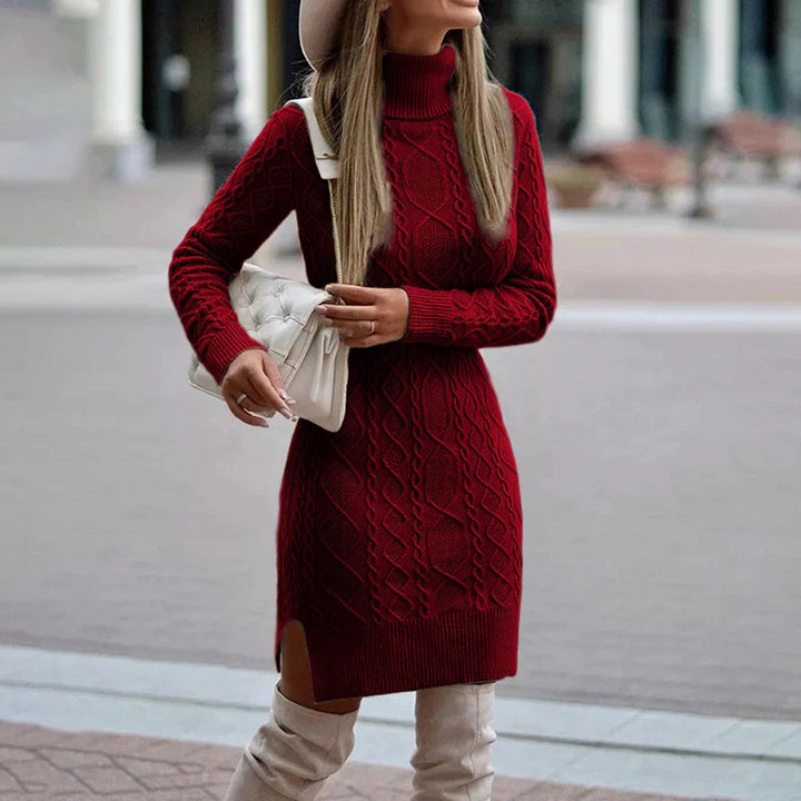 Vrouw in rode lange gebreide coltrui jurk, draagt een witte tas en beige laarzen. Stijlvolle herfstmode voor dames, trendy en elegant.