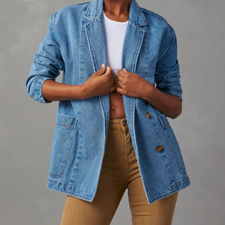 Vrouw draagt casual stijlvolle denim jas, gecombineerd met witte top en bruine broek. Perfecte damesmode voor een trendy, alledaagse look.