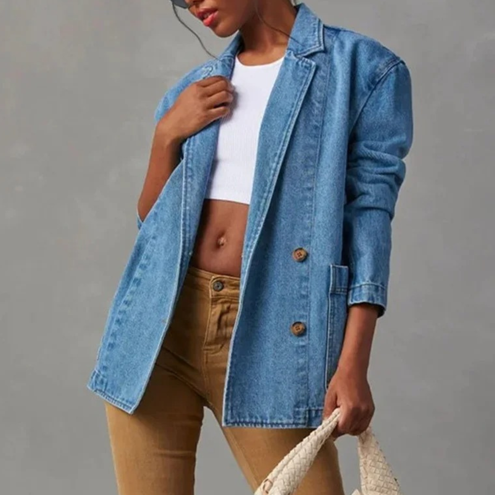 Vrouw in casual stijlvolle denim jas, gecombineerd met witte top en bruine broek. Trendy damesmode, perfecte herfstoutfit.