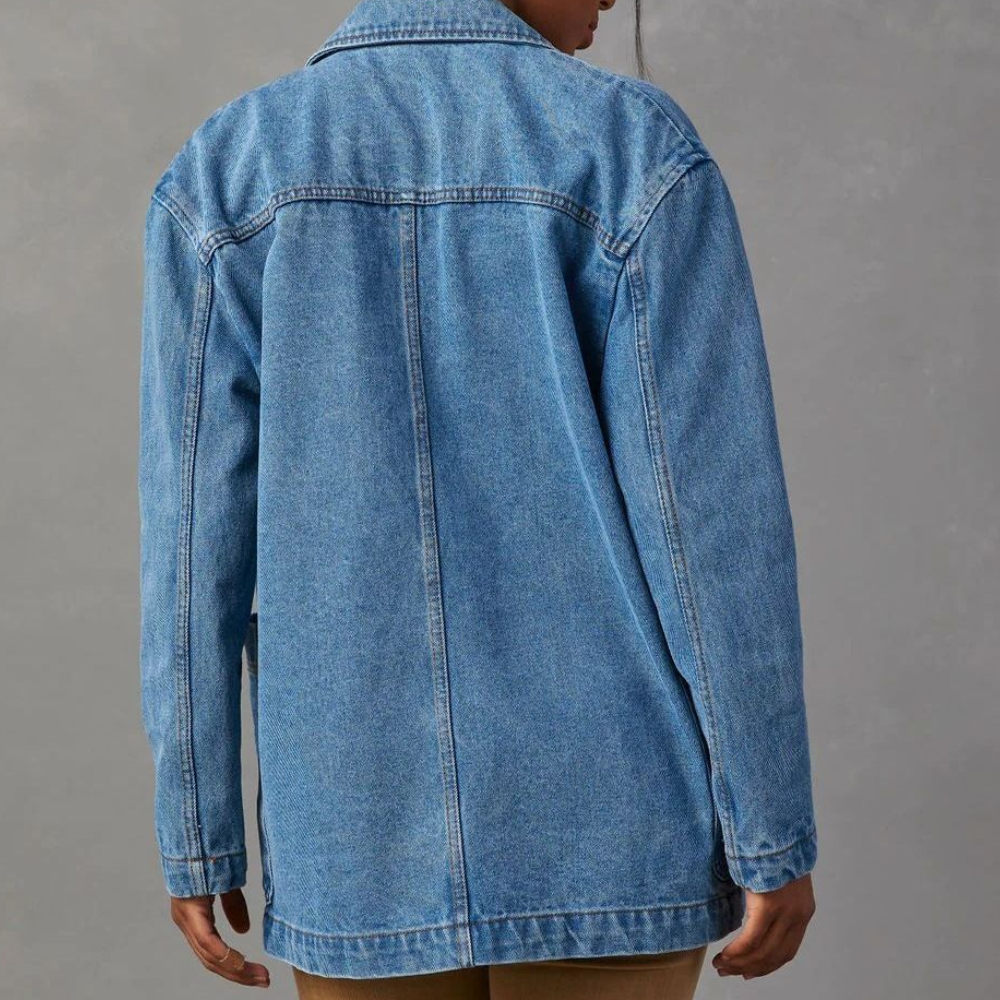 Dames denim jas, casual en stijlvol, achteraanzicht. Perfect voor dagelijks gebruik. Trendy spijkerjas voor vrouwen, modieuze kleding.