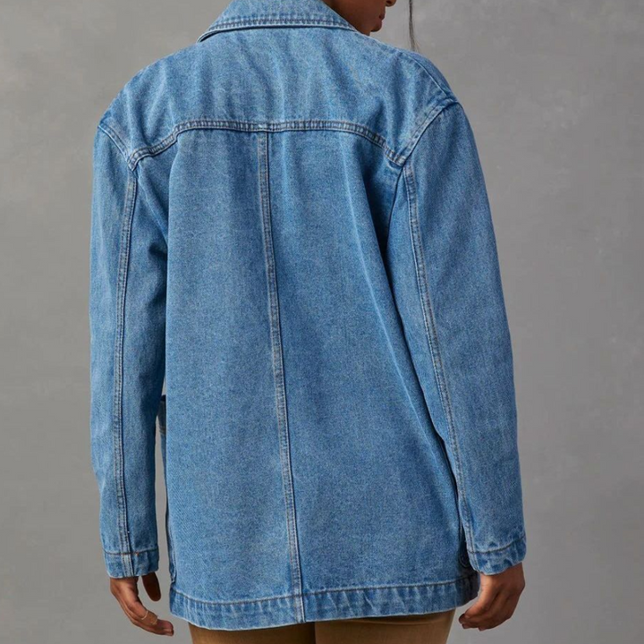 Dames denim jas, casual en stijlvol, achteraanzicht. Perfect voor dagelijks gebruik. Trendy spijkerjas voor vrouwen, modieuze kleding.