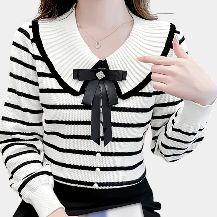 Damestrui met zwart-witte strepen, geribbelde kraag en decoratieve strik. Modieuze kleding, herfst-winter stijl, casual chique look.