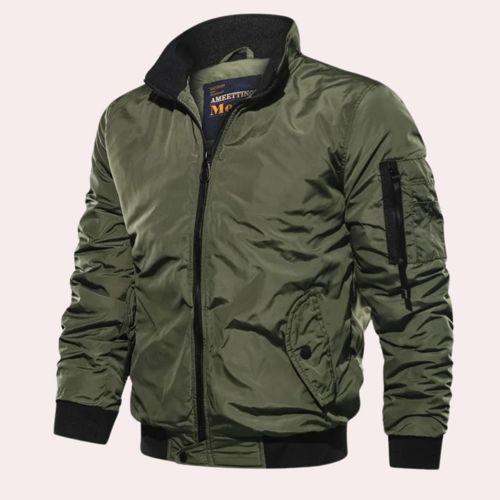 Stijlvol olijfgroen heren bomberjack, winddicht, met rits en zakken. Perfect voor casual en outdoor activiteiten. Comfortabele pasvorm.