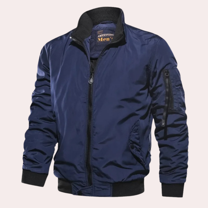 Stijlvol blauw heren bomberjack, winddicht, met ritssluiting en zak op de mouw. Perfect voor casual en modieuze herenkleding.