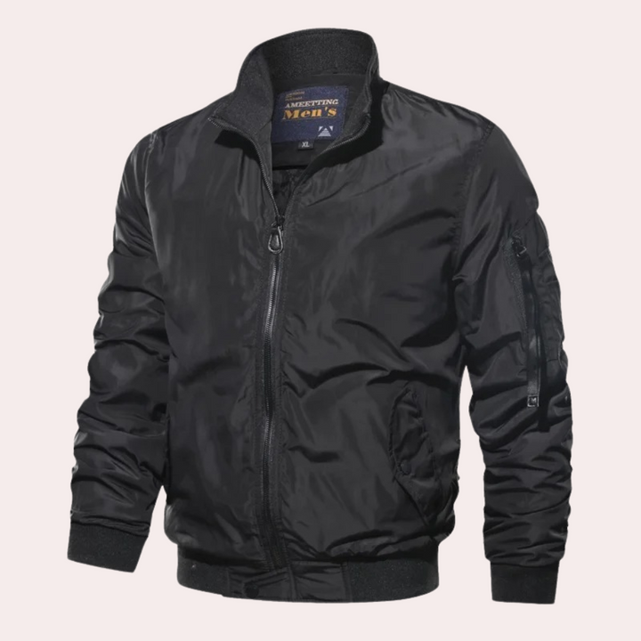 Stijlvol zwart heren bomberjack, winddicht en comfortabel, met ritssluiting en zakken. Perfect voor casual en modieuze herenkleding.