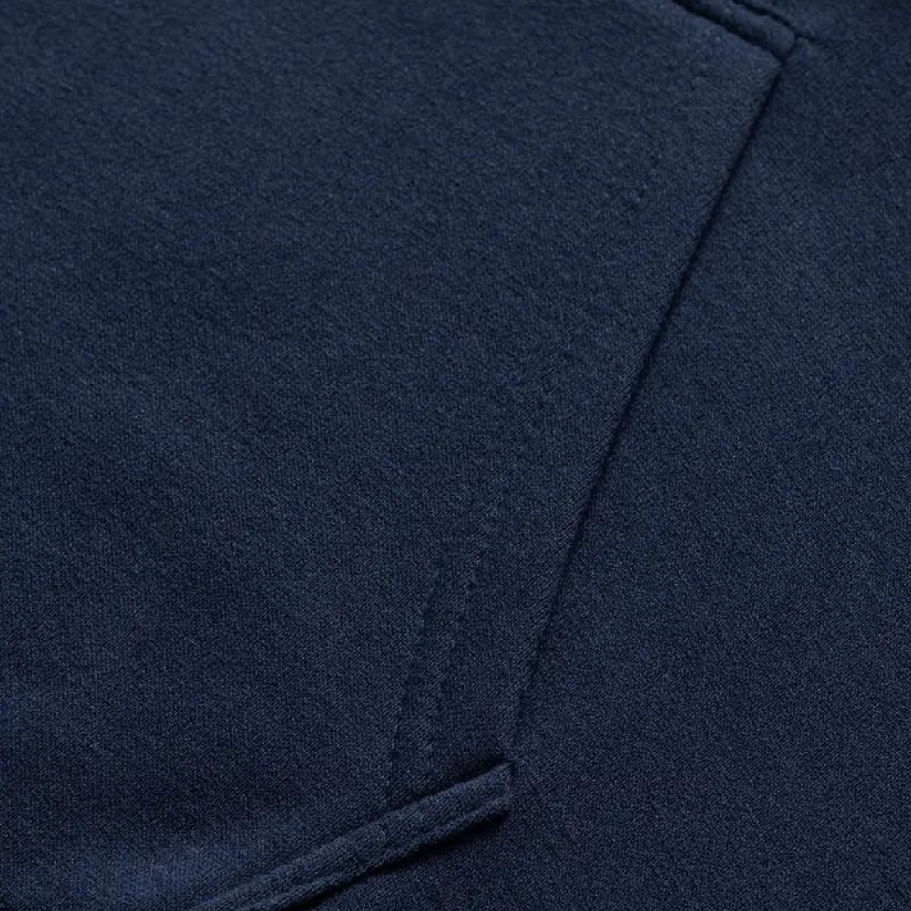 Donkerblauwe heren hoodie met capuchon, zachte stof, minimalistisch ontwerp. Perfect voor casual en sportieve outfits. Comfortabele pasvorm.