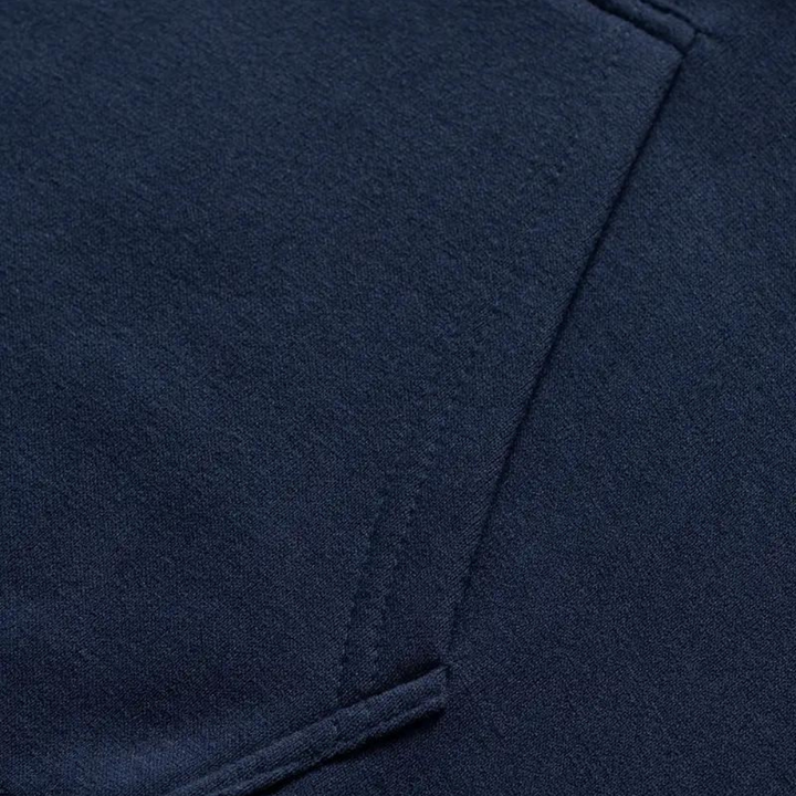 Donkerblauwe heren hoodie met capuchon, zachte stof, minimalistisch ontwerp. Perfect voor casual en sportieve outfits. Comfortabele pasvorm.
