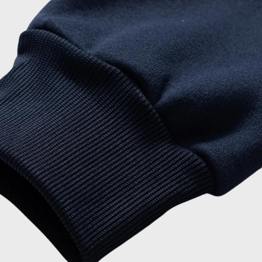 Donkerblauwe heren hoodie met geribde mouwboord, comfortabele pasvorm. Perfect voor casual outfits. Hoogwaardige katoenen stof.