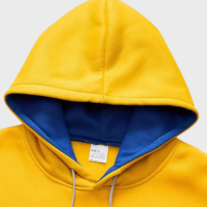 Gele heren hoodie met capuchon, blauwe voering en trekkoorden. Comfortabele katoenen stof, maat L. Perfect voor casual en sportieve outfits.