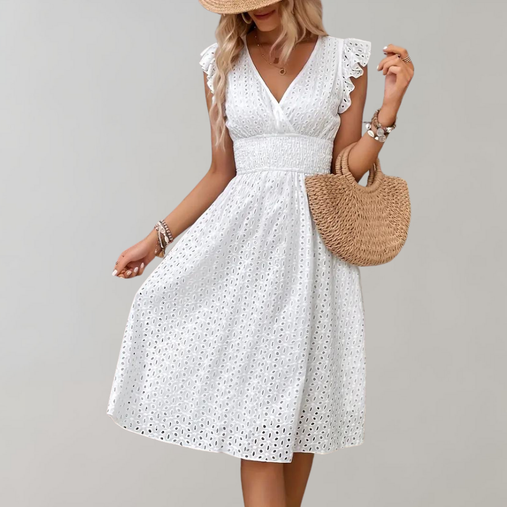 Witte zomerjurk voor dames met kantdetails, mouwloos ontwerp en strohoed. Perfect voor casual zomermode. Elegante en luchtige stijl.