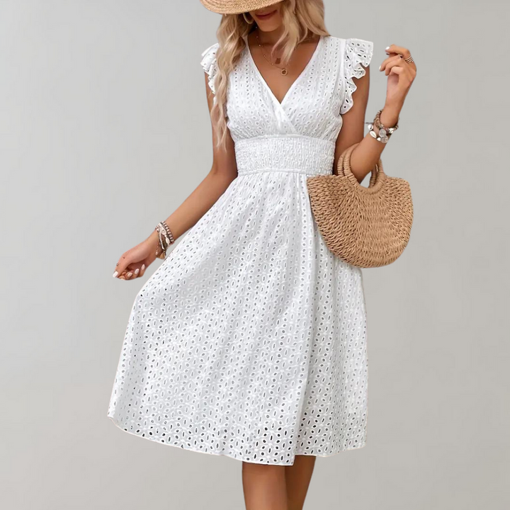 Witte zomerjurk voor dames met kantdetails, mouwloos ontwerp en strohoed. Perfect voor casual zomermode. Elegante en luchtige stijl.