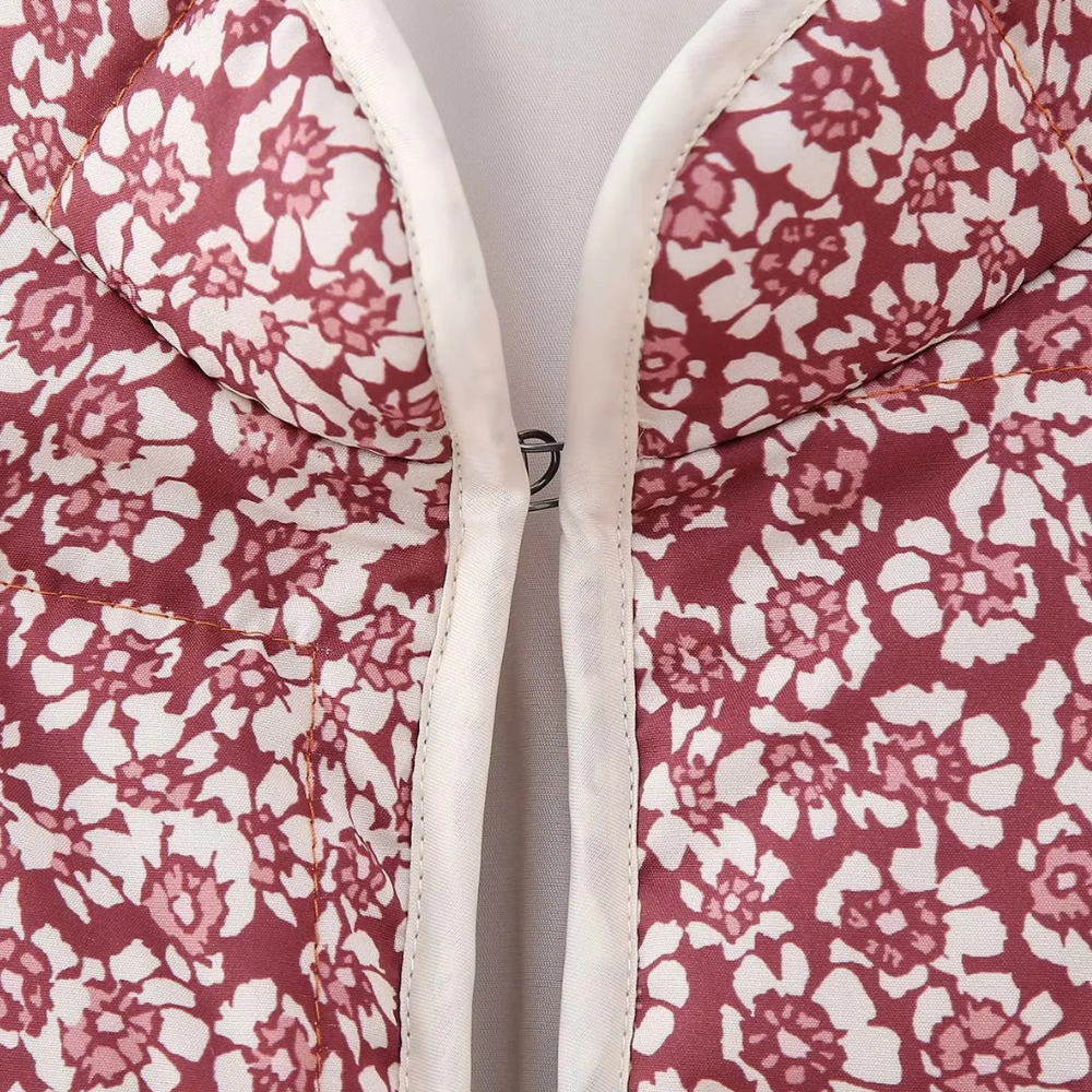 Close-up van een roze en witte bloemenprint jas met ritssluiting, modieuze dameskleding, trendy winterjas, stijlvolle patronen, hoogwaardige stof.