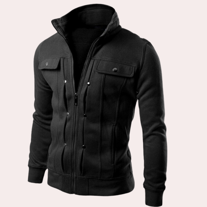 Zwarte herenjas met opstaande kraag, ritssluiting en borstzakken. Stijlvolle casual jas, perfect voor herfst- en wintermode.